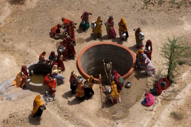 Au Rajasthan (Inde), comme dans la plupart des pays en développement, la population vit à proximité d'un point d'eau, et la corvée est la plupart du temps imputée aux femmes. Image GoodPlanet