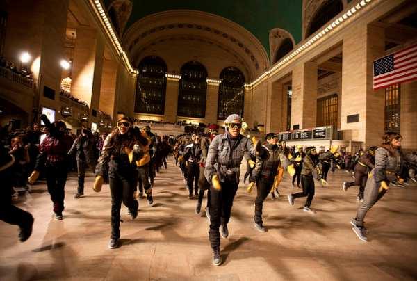 montcler-flashmob-grand-central-5-600x4041.png
