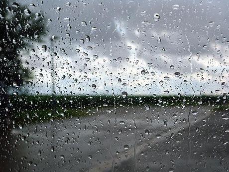 Goutelettes de pluie sur le pare-brise